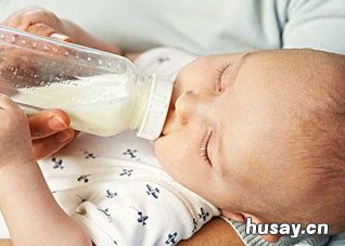 如何选择适合新生宝宝的奶粉 如何选择适合新生宝宝的衣服