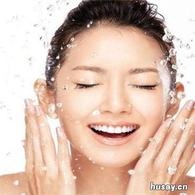 脸上长了很多小痘痘的原因是什么 最近脸上长了很多小痘痘