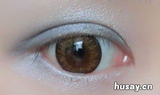 直接涂眼影会不会过敏 用眼影就过敏怎么回事