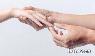 女孩子左手中指戴戒指什么意思 女孩子左手中指戴戒指什么含义?
