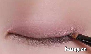 眼线是画在睫毛上面还是下面 眼线是画在睫毛上面还是下面好看