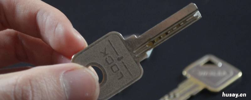 钥匙插在锁里拔不出来了怎么办 钥匙插到锁里拔不出来