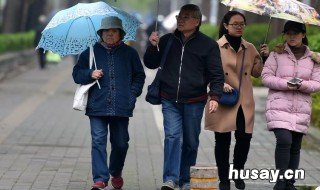 二年级填写优美句子比如路上的行人后面添什么词 小路上补充句子二年级