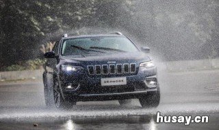 奔驰c200l开空调有汽油味 奔驰c180开空调车内有汽油味