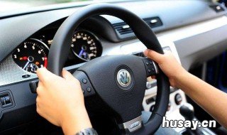 轿车转弯 轿车转弯电动车刹车跌倒,没发生碰撞