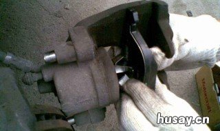 刚换的刹车片吱吱响 刚换的刹车片吱吱响怎么办