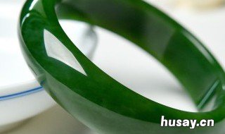 翡翠绿手镯价格 绿色翡翠镯子一般什么价