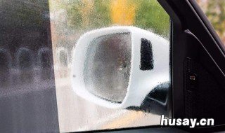 下雨天车内玻璃起雾怎么办 雨天车外面玻璃起雾怎么办