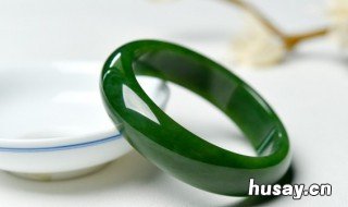 翡翠手镯绿色对价格影响 翡翠绿色值钱吗