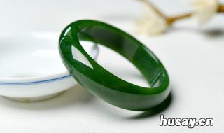 翡翠墨绿色的好吗 翡翠绿和墨绿色有什么区别