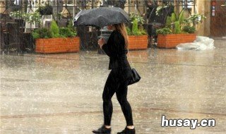 梦见下大雨 梦见下大雨房屋漏水预示着什么