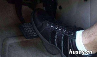 怎样练习踩稳离合器 踩离合器踩不稳怎么练