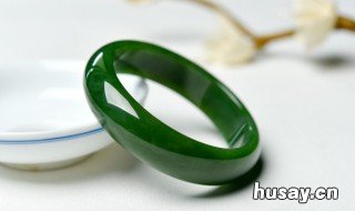 翡翠手镯戴左手还是右手 镯子右手戴还是左手