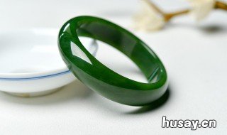 翡翠手镯摔坏了有什么意思 翡翠手镯摔坏了有什么寓意