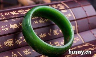 翡翠起荧光什么意思 翡翠起荧光是什么意思