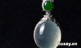 男士戴翡翠十字架吊坠寓意是什么 适合戴翡翠十字架