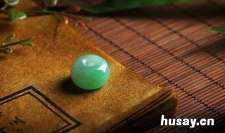 翡翠颜色像铁龙生的是什么种水 翡翠颜色像铁龙生的是假的吗