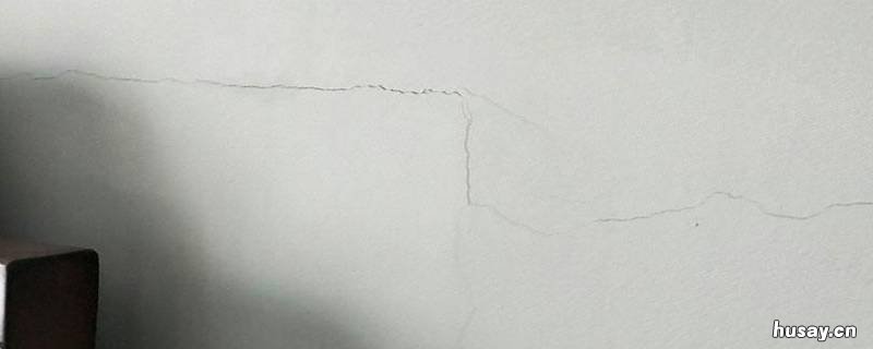 墙体横向裂缝与竖向裂缝哪个危险 墙体竖向裂缝是什么原因