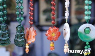 蓝水翡翠值钱吗 糯冰蓝水翡翠值钱吗