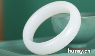 翡翠和和田玉哪个值钱 翡翠和和田玉哪个值钱功效有什么不同