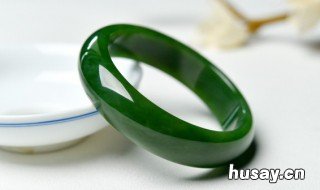 翡翠手镯好还是和田玉手镯好 和田玉的手镯好还是翡翠的好