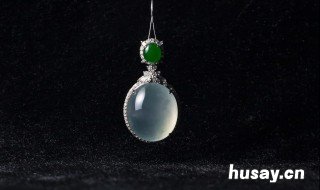 翡翠和田玉哪个好 翡翠和田玉哪个好 有什么区别 翡翠是玉吗