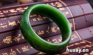 翡翠手镯和玉手镯哪个好 翡翠手镯和玉手镯哪个养人