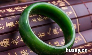翡翠玉手镯带哪只手好 翡翠玉手镯戴哪只手好