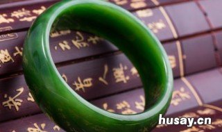 翡翠如何分辨真假 翡翠分辨真假荧光灯